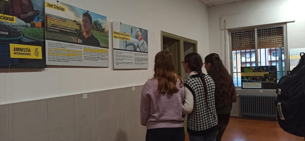 Tres alumnas viendo la exposición.