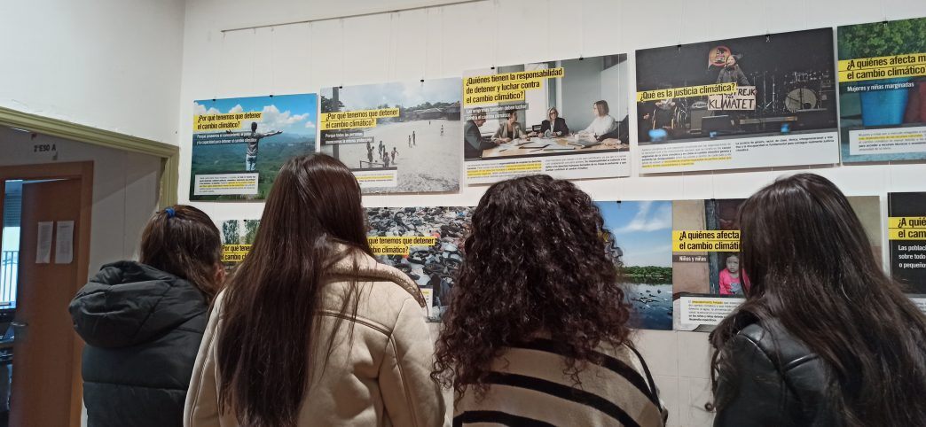 Un grupo de cuatro alumnas visitando la exposición.