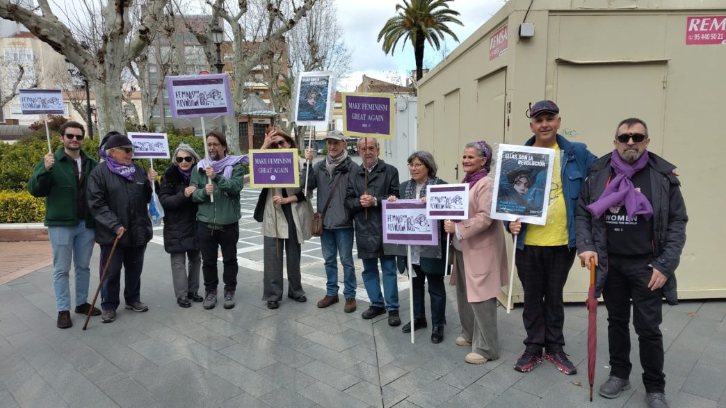Activistas de AI en la Plaza de San Francisco, Badajoz, al finalizar la marcha del 8 M. Llevan pancartas.