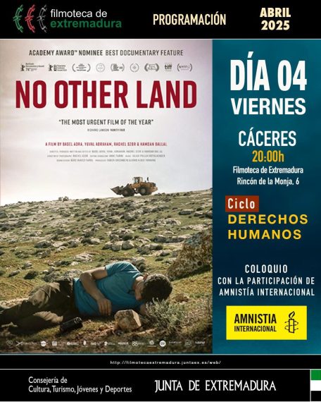 Cartel de la película "No other land". Se ve una persona tumbada en el suelo en un paisaje árido.