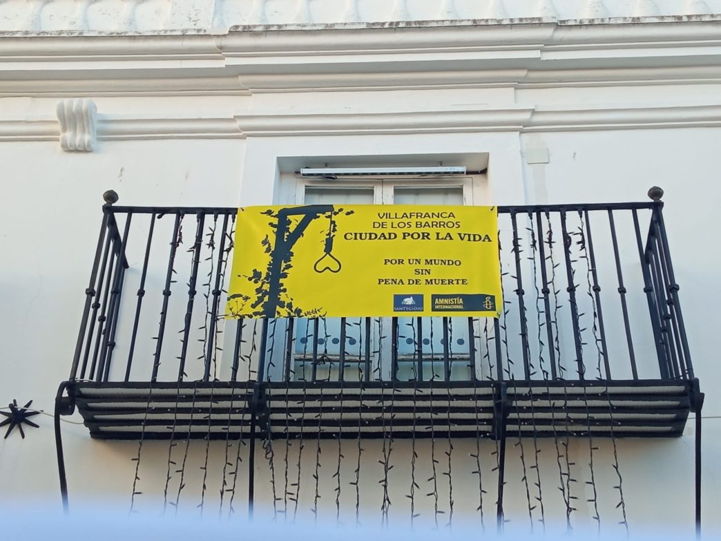 Un balcón con un cartel con el lema VILLAFRANCA DE LOS BARROS CIUDAD POR LA VIDA.