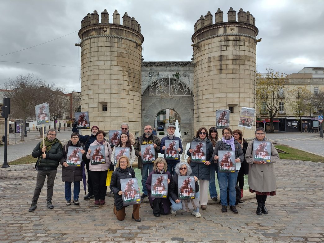 Activistas de Amnistía Internacional en Puerta Palmas, Badajoz, portando carteles con el lema STOP GENOCIDIO.
