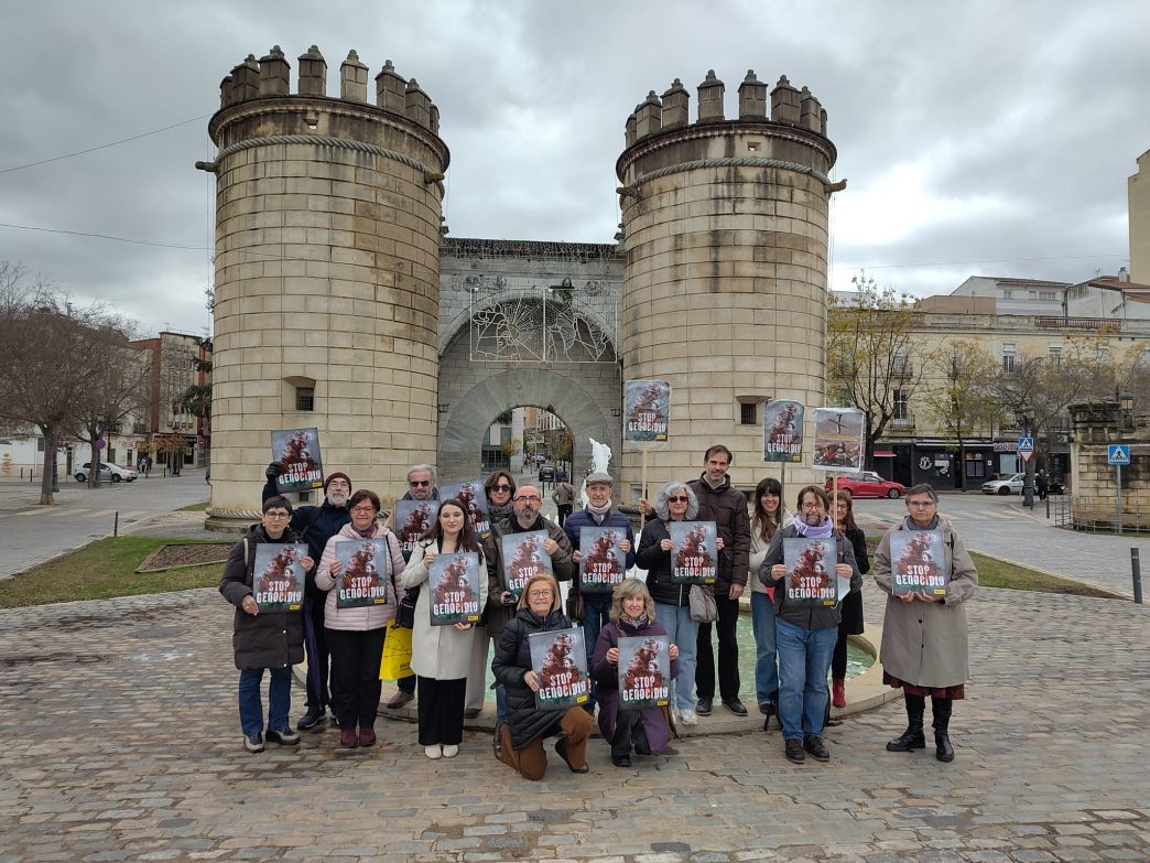 Activistas de Amnistía Internacional en Puerta Palmas, Badajoz, portando carteles con el lema STOP GENOCIDIO.