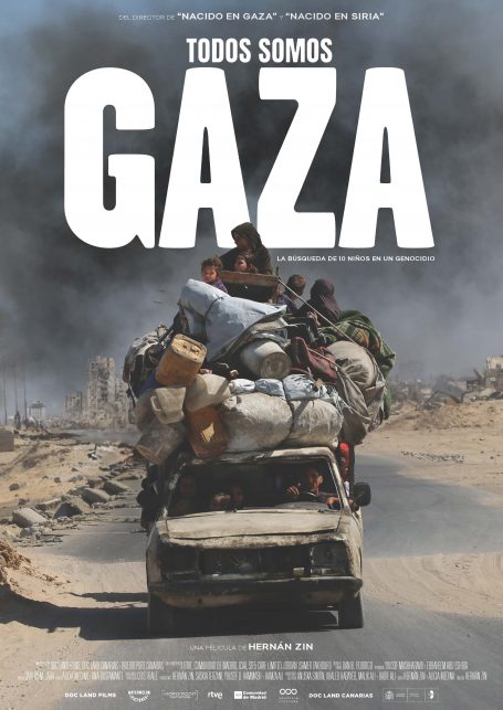Cartel del documental "Todos somos Gaza". En la imagen se ve un automóvil cargado con personas y enseres que huye de una ciudad en ruinas.
