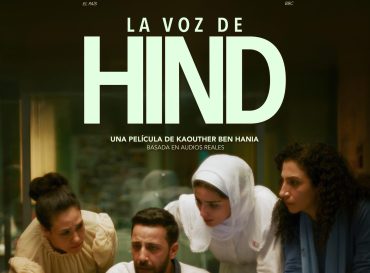 Cartel de la película "La voz de Hind". En la imagen se ve un hombre hablando por un teléfono móvil. A su alrededor hay tres mujeres, una de las cuales lleva otro teléfono móvil.
