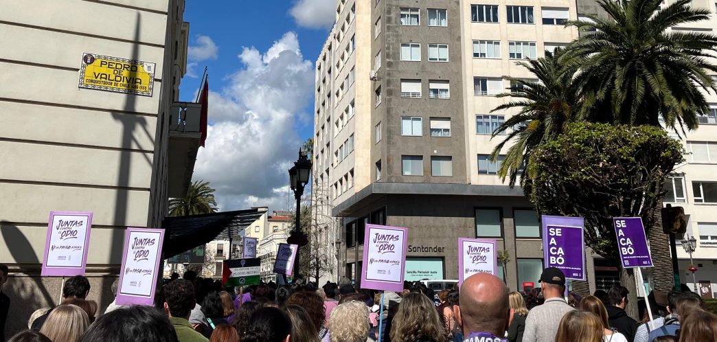 Manifestación del 8M por las calles de Badajoz. Pueden verse pancartas de Amnistía Internacional con los lemas JUNTAS CONTRA EL ODIO. NI UN PASO ATRÁS y SE ACABÓ.