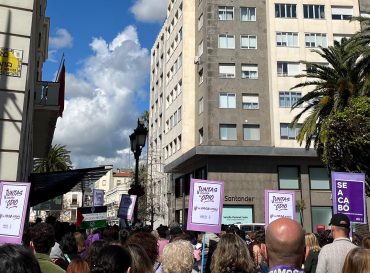 Manifestación del 8M en Badajoz. Se ven carteles con el lema "Juntas contra el odio, ni un paso atrás."