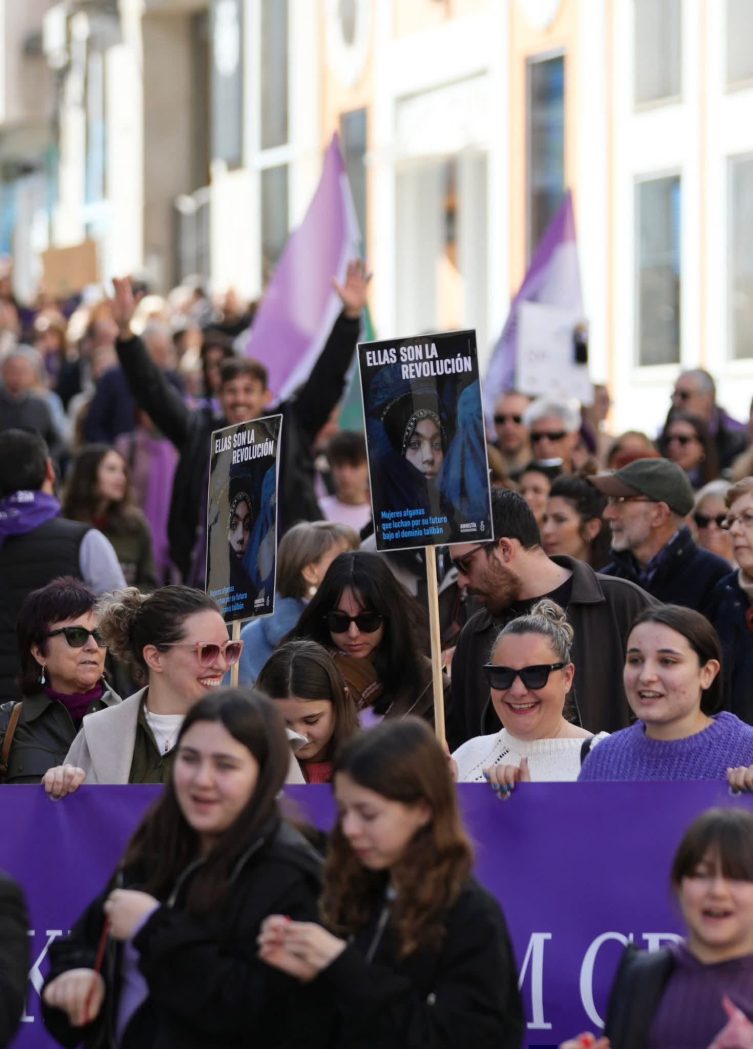 Manifestación del 8 M. Se ven carteles de Amnistía Internacional con el lema ELLAS SON LA REVOLUCIÓN, referido a las mujeres afganas.