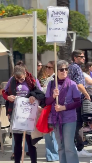 Activistas de AI en Mérida con pancartas con el lema JUNTAS CONTRA EL ODIO, NI UN PASO ATRÁS.