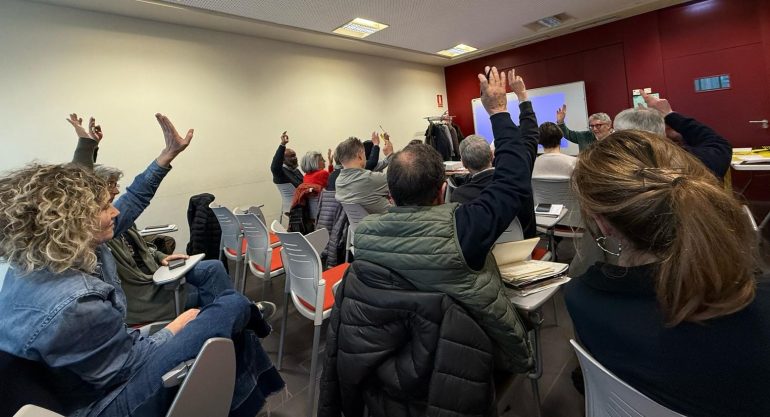 Votación en la Asamblea Regional celebrada en Gijón en febrero de 2025