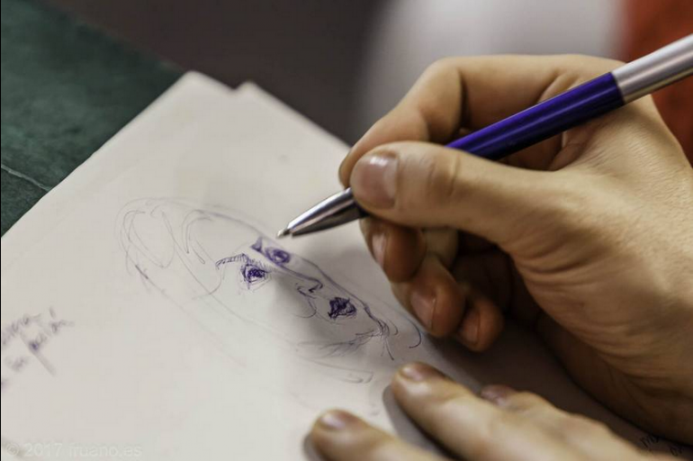 Activista haciendo un dibujo de Noura