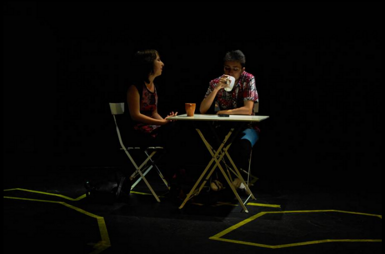 dos actores sentados tomando café