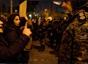 Mujer iraní reprende a unnpolicía