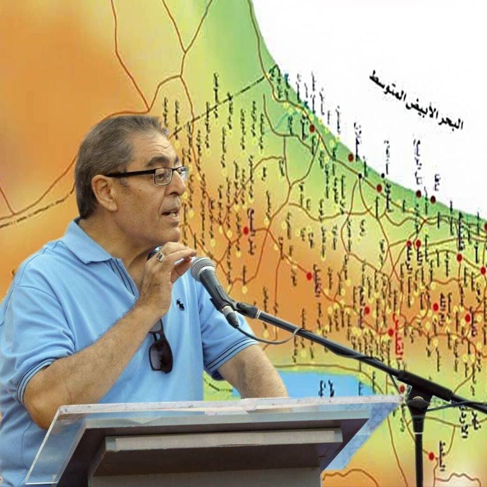 El poeta palestino Saiid Alami hablando en una conferencia
