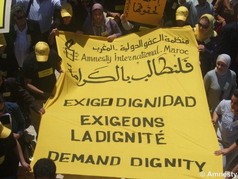 Manifestación en Marruecos con una pancarta que reza "Exigimos diignidad"