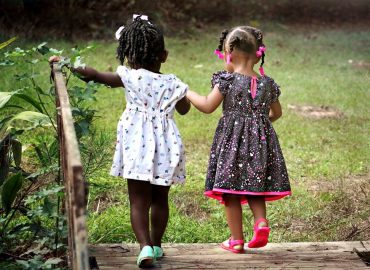 Dos niñas pequeñas andando juntas de la mano