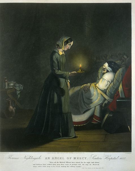 Ilustración de Florence Nightingale, con un texto al pie que reza 'Ángel de la guarda, en el que se le ve cuidando a un hombre herido mientras sostiene un candelabro encendido 