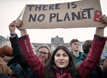 Una mujer porta un cartel que reza No hay planeta B