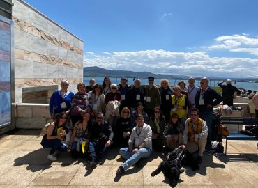 Grupo de Amnistía Internacional Madrid en una terraza con vistas al mar en Santander