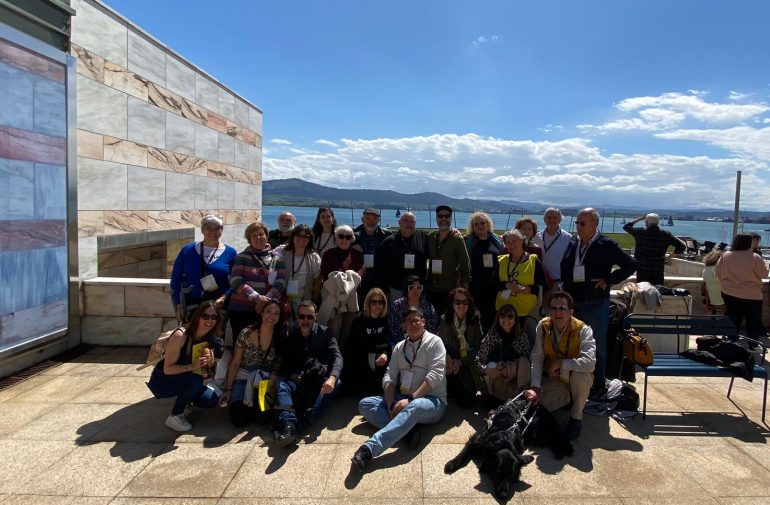 Grupo de Amnistía Internacional Madrid en una terraza con vistas al mar en Santander