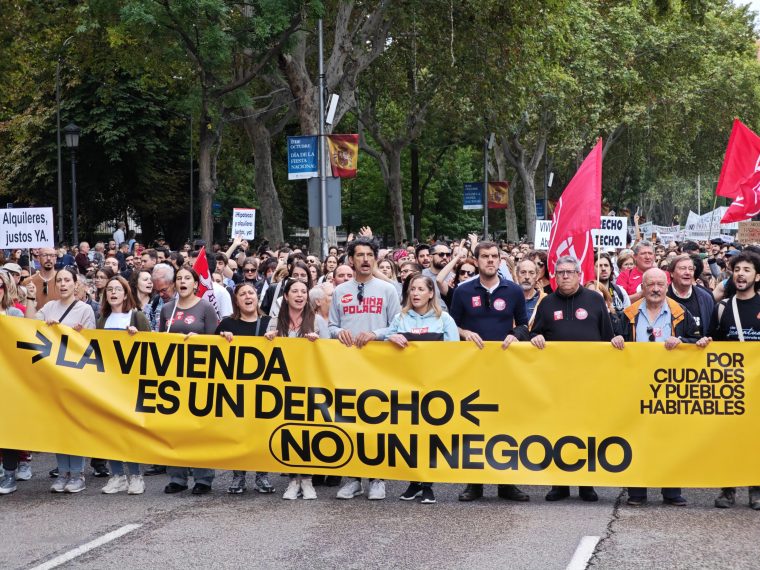 Cabecera de la Maniesfación con el Lema:La vivienda es un derecho, no un negocio- Por ciudades y pueblos habitables.