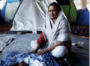 Mujer víctima de conflicto armado en un campamento de refugiados