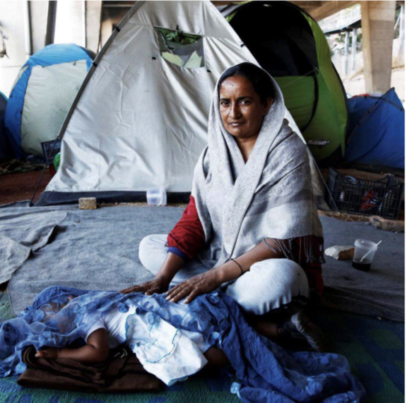 Mujer víctima de conflicto armado en un campamento de refugiados