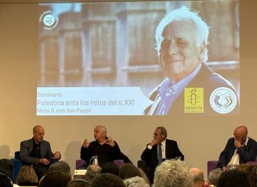 Imagen de la sala de Casa Árabe en la que se ve de izquierda a derecha al conductor del acto, Ilan Pappé, Yamil y Ramón García-Catalán