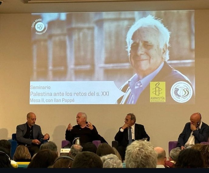 Imagen de la sala de Casa Árabe en la que se ve de izquierda a derecha al conductor del acto, Ilan Pappé, Yamil y Ramón García-Catalán