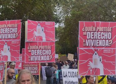 Manifestación de Vivienda del pasado 13 de Octubre en Madrid en la que. se leen los carteles que llevaba Amnistía con el lema: ¿Quién Protege mi Derecho a la Vivienda?