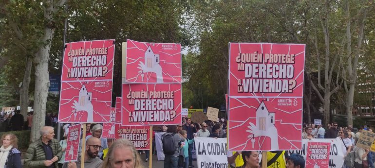 Manifestación de Vivienda del pasado 13 de Octubre en Madrid en la que. se leen los carteles que llevaba Amnistía con el lema: ¿Quién Protege mi Derecho a la Vivienda?