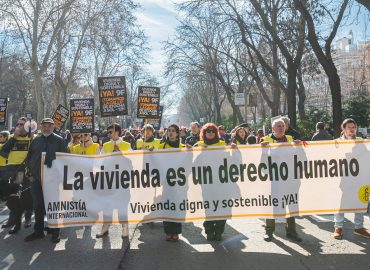 Pancarta de Amnistía Internacional ayer en la manifestación.Se puede leer "La vivienda es un derecho humano. Vivienda digan y asequible YA"