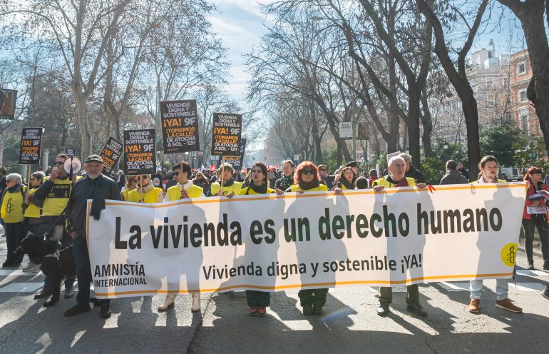 Pancarta de Amnistía Internacional ayer en la manifestación.Se puede leer "La vivienda es un derecho humano. Vivienda digan y asequible YA"