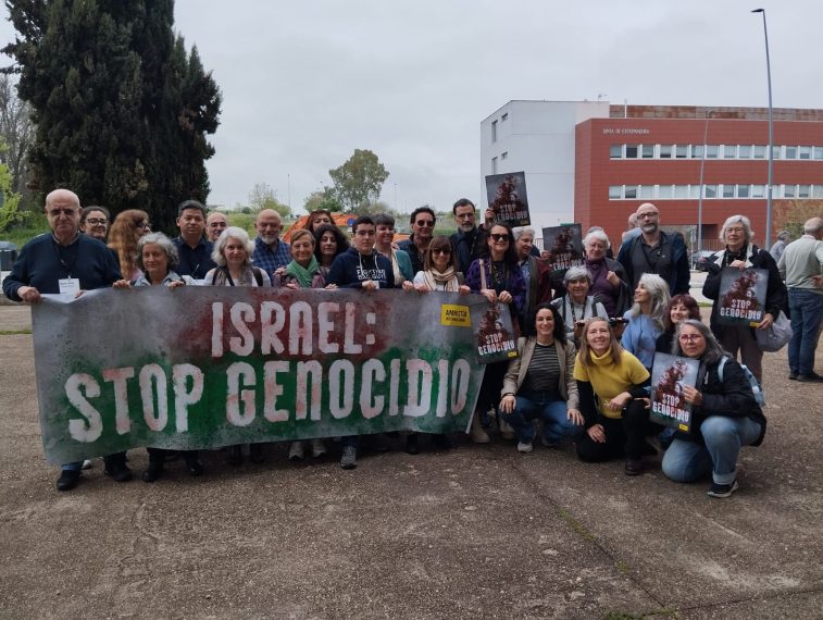 Activistas de Amnistía Internacional Madrid en la puerta del Palacio de Congresos
