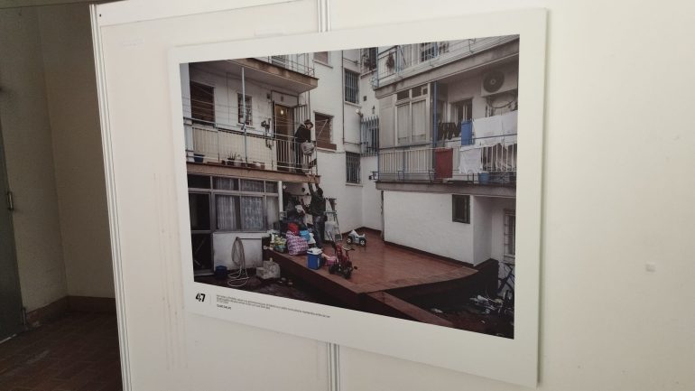 Fotografía de Olmo Calvo de un patio de vecinos de un edificio con deficiencias