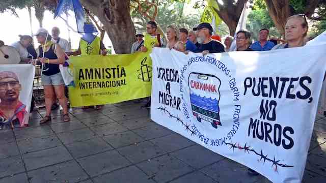 Activistas de Amnistía Internacional de Almería con la Asociación Caravanas Abriendo Fronteras