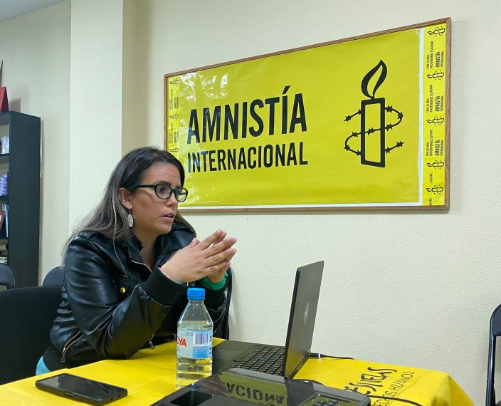 La abogada y comunicadora venezolana Venus Faddoul en la sede de Amnistía Internacional de Almería hablando de “La penalización del aborto: violencia basada en el género